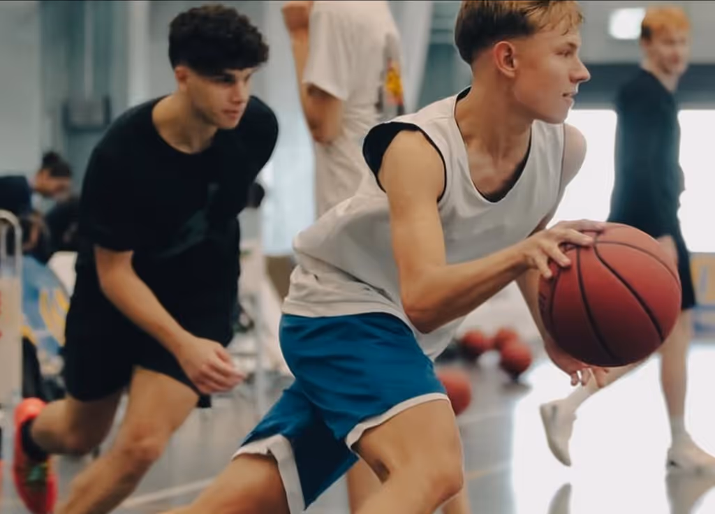 Junge dribbelt den Ball
